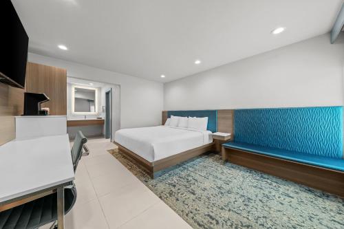 a bedroom with a bed and a blue wall at Hotel Miramar in San Clemente