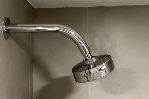 a chrome shower faucet in a bathroom at Flat Moderno em Congonhas com sofá-cama 1113 in São Paulo