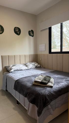 a bedroom with a bed with two hearts on the wall at Studios Carambeí in Carambeí