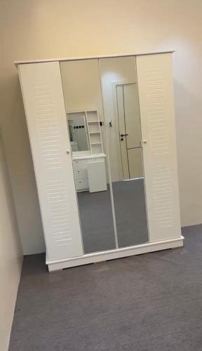 a room with a large mirror in a room at شقق ورد in Al Barkah
