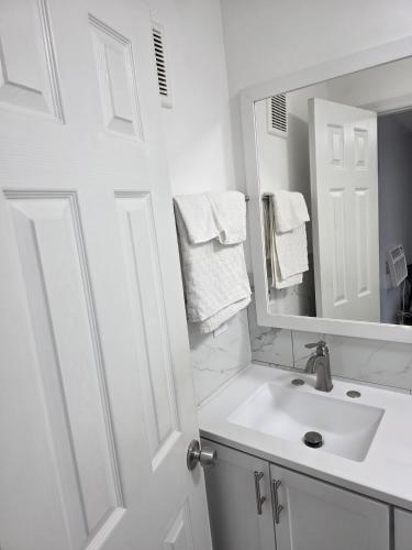 a white bathroom with a sink and a mirror at Lee motel in Nashville