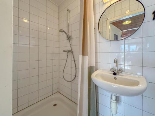 a bathroom with a sink and a shower at Yellow Bird in Ellemeet