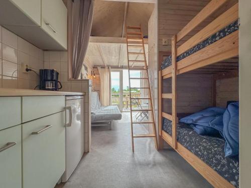 a room with a bunk bed and a kitchen at Yellow Bird in Ellemeet
