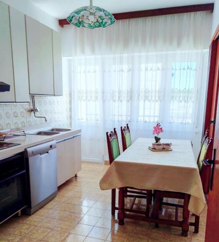 Apartments by the sea Kastel Gomilica, Kastela - 22370