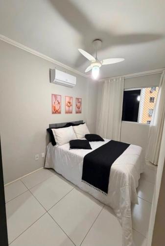 a bedroom with a bed and a ceiling fan at Apto amplo e confortável in Aracaju
