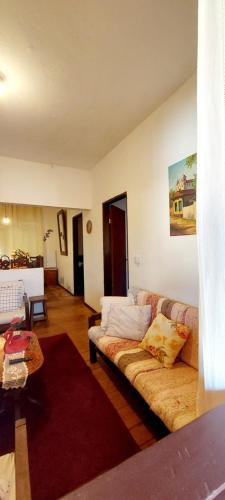 a living room with a couch and a table at Contos de Alice in Tiradentes