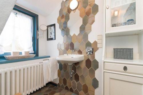 a bathroom with a sink and a mirror at Hansen-Hof-Wohnung-2 in Tinnum