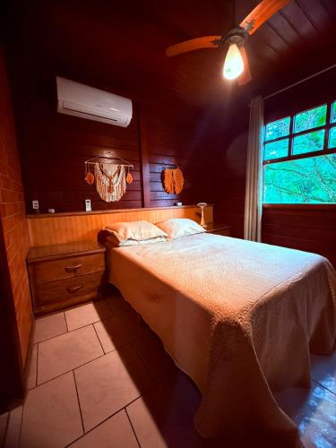 a bedroom with a large bed in a room at Casa do Zeca Morretes in Morretes