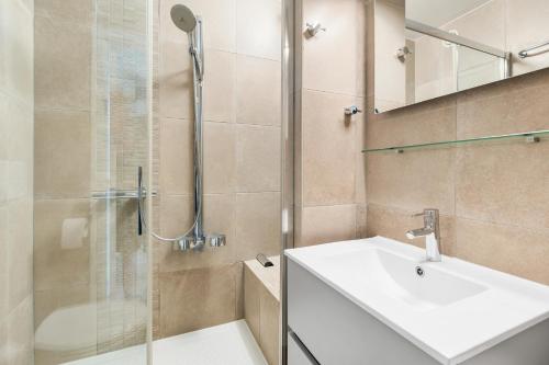 a bathroom with a sink and a shower at Lombardie 0502 in Nieuwpoort
