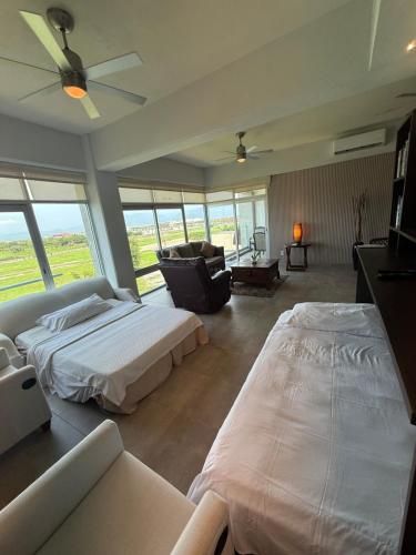 a large bedroom with two beds and a couch at departamento 314 in Nuevo Nayarit