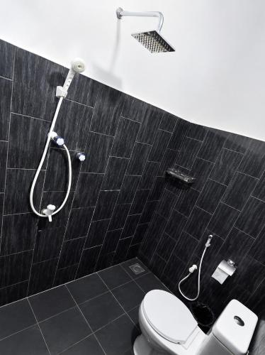 a bathroom with a toilet and a shower at Queens luma villa in Arugam Bay