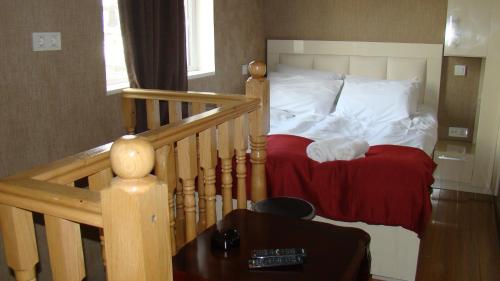 Ein Bett oder Betten in einem Zimmer der Unterkunft Hotel White Neptun Georgia Tbilisi