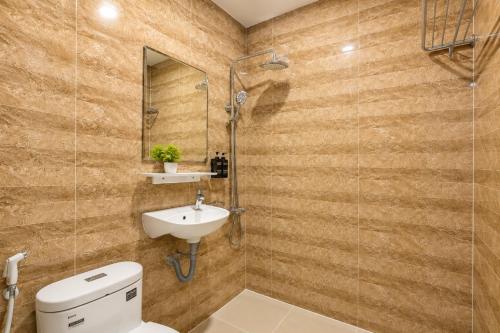 a bathroom with a toilet and a sink at Yoyo Airport Saigon Hotel in Ho Chi Minh City