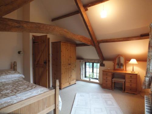 ランダバリーにあるThe Byreのベッドとドレッサーと窓のある寝室