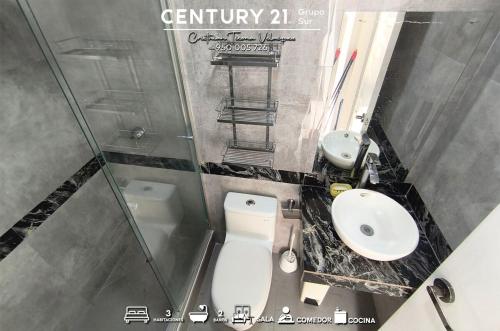 a small bathroom with a toilet and a sink at Moderno Departamnto 3 dormitorios in Moquegua