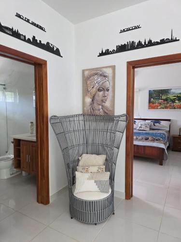 a chair in a room with a picture of a woman at Casa Venus in El Gigante
