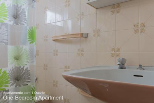 baño con lavabo y cortina de ducha en Akisol Armação Pera Star, en Armação de Pêra
