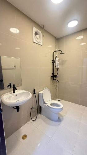 a bathroom with a toilet and a sink at ปลายเขื่อนแคมป์ปิ้ง Dom in Sirindhorn
