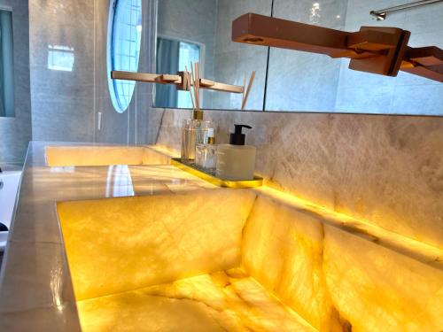 a bathroom with a yellow sink in a bathroom at Duplex de luxo em Belem in Belém
