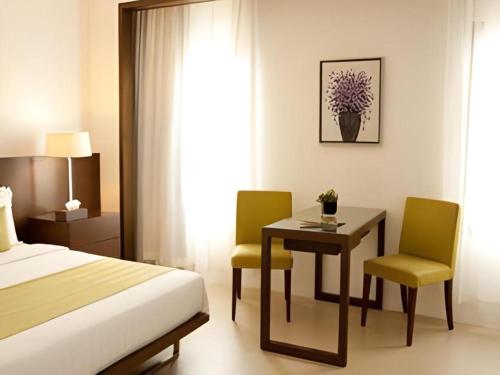 a bedroom with a bed and a table and chairs at Ciriaco Hotel in Rauis