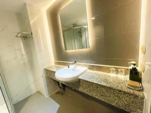 a bathroom with a sink and a mirror at Valaya Hotel Pathumthani in Ban Khlong Nung (1)