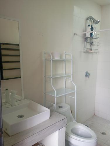 ein weißes Badezimmer mit Waschbecken und Toilette in der Unterkunft Casa LM in San Miguel de Allende