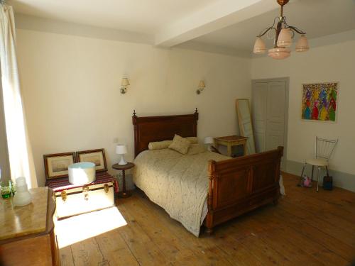 Un pat sau paturi într-o cameră la Nidélice Chambre d'hôtes