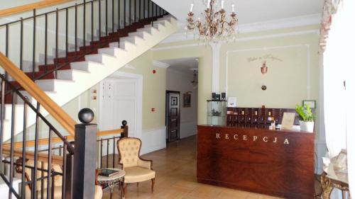 KobylinにあるPałac Kobylinの階段、カウンター、椅子が備わる客室です。