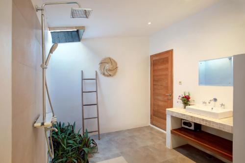 a bathroom with a sink and a mirror at Villa Panoramic in Nusa Penida
