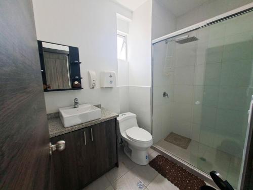 ein Badezimmer mit Toilette, Waschbecken und Dusche in der Unterkunft Tonsupa in Atacames
