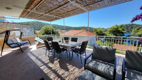 a patio with a table and chairs on a balcony at Apartman Arijeta Korčula in Smokvica
