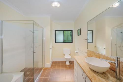 ein Badezimmer mit Waschbecken, Dusche und Toilette in der Unterkunft 8Tuna in Valla Beach