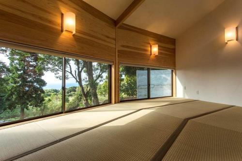 屋久島にあるCottage Viewsのベッドルーム(大きなベッド1台、大きな窓付)