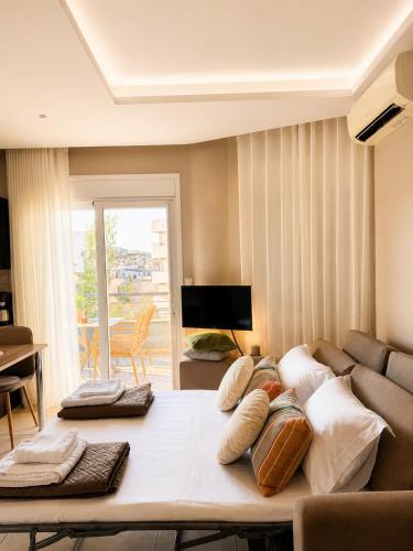 ein Wohnzimmer mit Sofa und einem Tisch mit Kissen in der Unterkunft Nastia in Chalkida