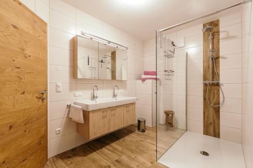 ein Bad mit einem Waschbecken und einer Dusche in der Unterkunft Ferienwohnung Mayrhofer in Hofkirchen im Mühlkreis
