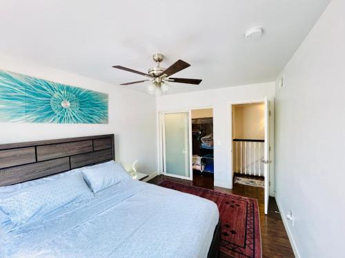 a bedroom with a bed and a ceiling fan at Hopes Cozy Condo in Phoenix