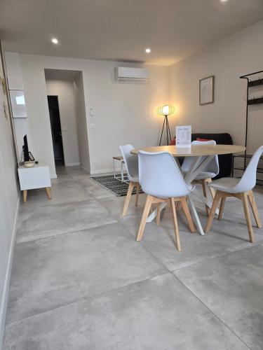 a dining room with a table and chairs at Domaine de Zely in Fontaines-dʼOzillac