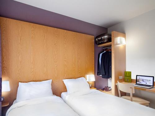 En eller flere senge i et værelse på B&B HOTEL Marne-La-Vallée Torcy