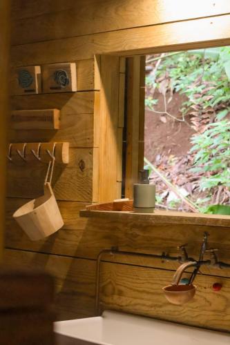 a bathroom with a window with a sink at Bambou cabane intimiste in Saint-Louis