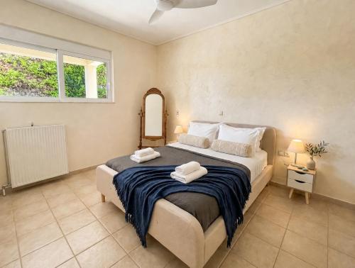 a bedroom with a bed with two towels on it at Villa Zose' luz in Káto Ássos