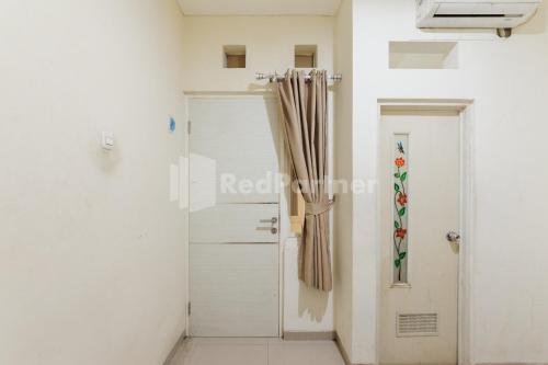 a hallway with a door and a curtain at Nipa Guest House near Universitas Widyagama Mitra RedDoorz in Blimbing