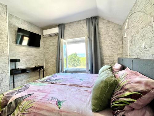 a bedroom with a bed and a window at Villa Canyon Escape 12 Personen in Bilišane