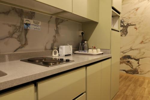 a small kitchen with a counter top and a microwave at إطلالة السيب للشقق المخدومة Itlalat Alseeb Serviced Apartments in Khafji