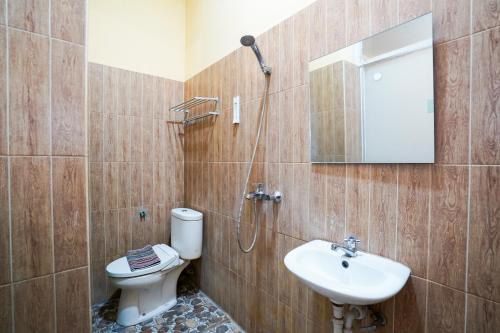 a bathroom with a toilet and a sink at RedDoorz at Gangnam Hotel near Mall Olympic Garden in Betek
