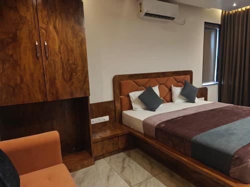 a bedroom with a bed and a chair in it at The Metro Hotel in Panhāla