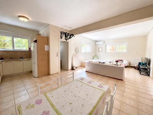 a large living room with a couch and a table at Villa Zose' luz in Káto Ássos