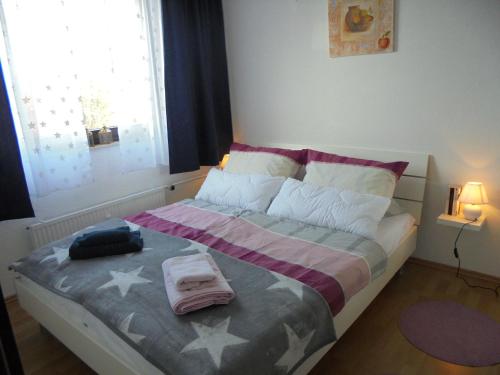 ein kleines Schlafzimmer mit einem Bett mit zwei Handtüchern darauf in der Unterkunft Ostseestern in Damp