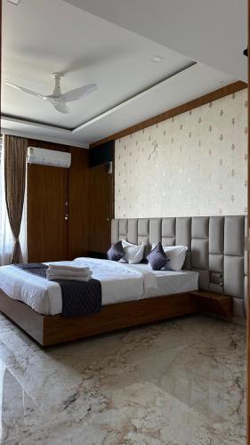 a bedroom with a large bed in a room at Aadyanta in Kadūr