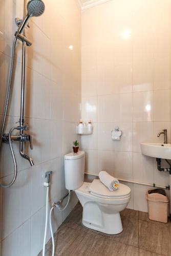 a bathroom with a toilet and a sink at oemah samiya in Keramas