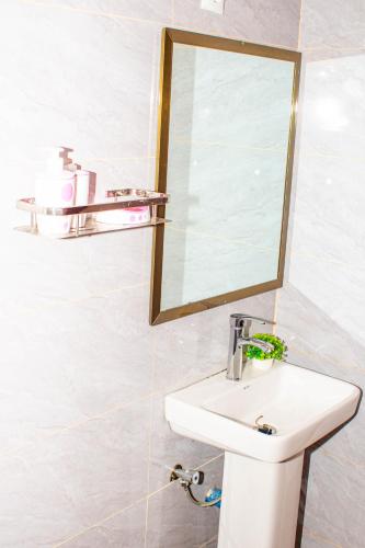 a bathroom with a sink and a mirror at Mailos Accommodation in Songo